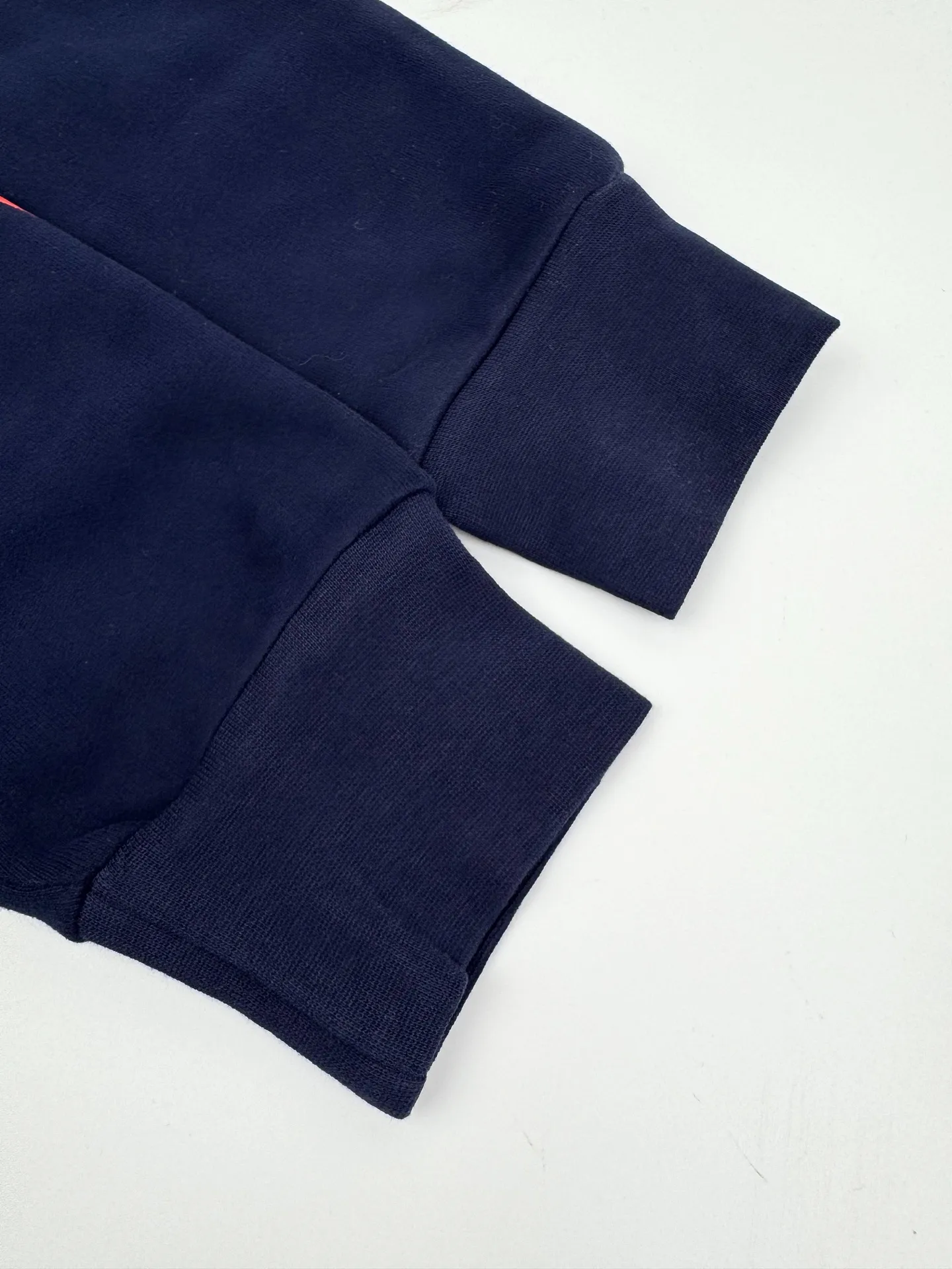 P410 Chrome Hearts Horseshoe flower hooded sweatshirt, Australian velvet satin technical cotton, excellent texture, comfortable and close to the skin, a touch of midnight navy dip dyeing, low-key elegance, three forms of realistic red horseshoe flowers, like the trend of flame ink, naturally smudged on the rice paper, controlling the visual focus, from concrete totem to abstract light spots, whispering that I am the rock oracle of the rules, a rebellious ceremony about wearing and performing, process 1: using glue printing, the printing has been modified by the film screen three times. Use glue liquid paint to print patterns on the fabric and bake the fabric to fix the printed pattern. Process 2: The fabrics are washed and have a better hand feel. Not easy to deform, not easy to shrink, not easy to fade, and maintain long-term beauty. Accessories: Customized 1:1 CH eyelet. Customized 1:1 CH trademark. Version: Loose version. Size: S M L XL. Style number: 25383.